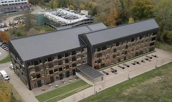 Bu Bina Yazın Elde Ettiği Güneş Enerjisini Kışın Isıtmada Kullanıyor